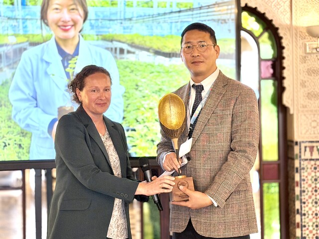 이탈리아 로마에서 열린 유엔식량농업기구(FAO) 80주년 기념행사에서 조한겸 산림청 사무관(오른쪽)이 제2회 세계복원대회 우수사례 시상을 받고 있다. 사진 산림청.