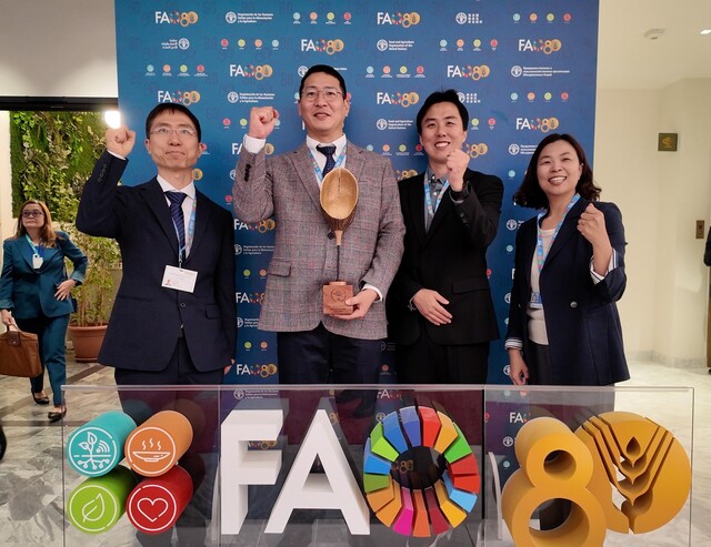 이탈리아 로마에서 열린 유엔식량농업기구(FAO) 80주년 기념행사에서 제2회 세계복원대회 우수사례 시상 받은 산림청 관계자들이 기념 촬영을 하고 있다. 사진 산림청.
