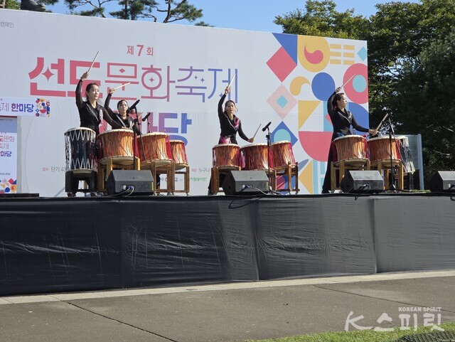 축제의 개막을 알리는 타악앙상블 아리따움이 펼치는 축하공연. 사진 강나리 기자.