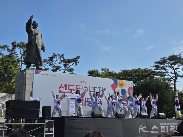 백범 김구선생상 앞에 펼쳐진 무대에서 독립군의 마음으로 나라사랑기공을 펼치는 회원들. 사진 강나리 기자.