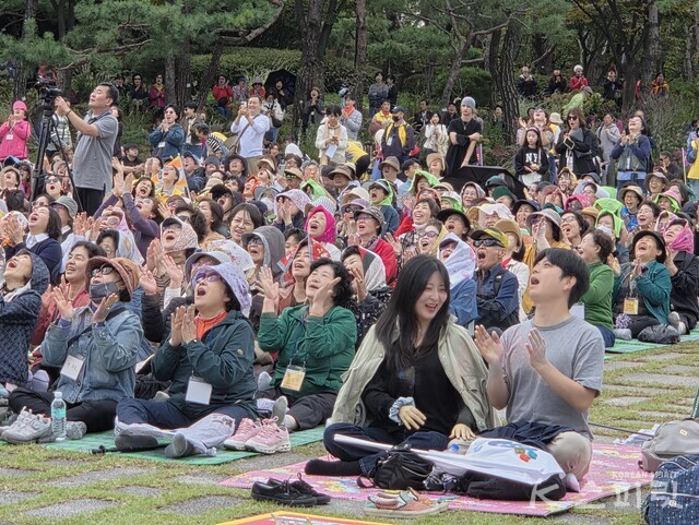 박장대소 웃음수련을 하는 참가자들. 사진 강나리 기자.