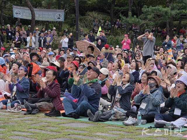 마음을 열고 크게 웃어요. 사진 강나리 기자.