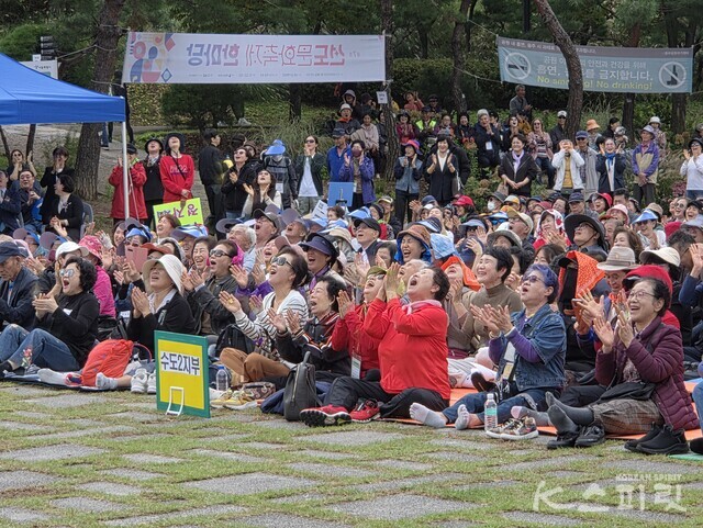 30초 박장대소에 신난 참가자들. 사진 강나리 기자.