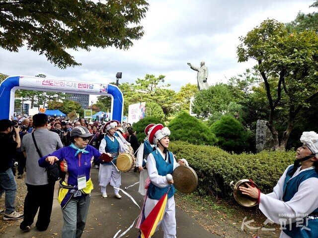 풍물놀이패의 응원 속에 남산둘레길 장생보법 걷기대회 출발. 사진 강나리 기자.