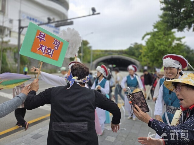 풍물놀이패 응원에 덩실덩실 신이 난 춤꾼 참가자. 사진 강나리 기자.