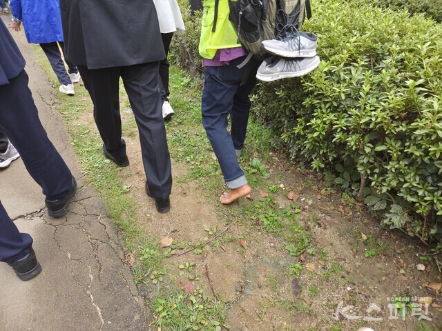 맨발로 남산둘레길에 오른 축제 참가자. 사진 강나리 기자.