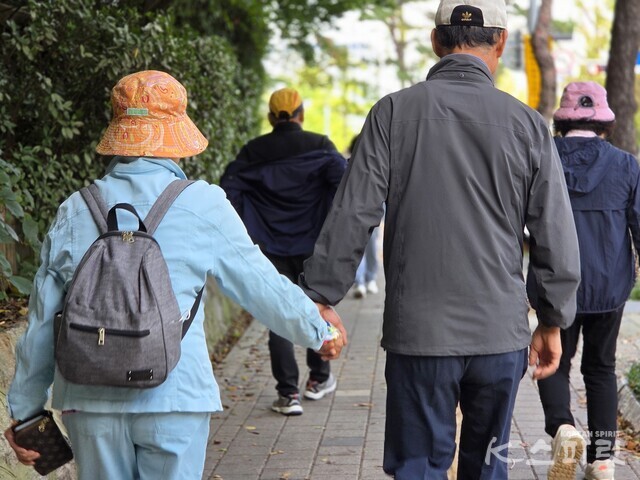 두 손 꼭 잡고 걷기에 참가한 노부부. 사진 강나리 기자.