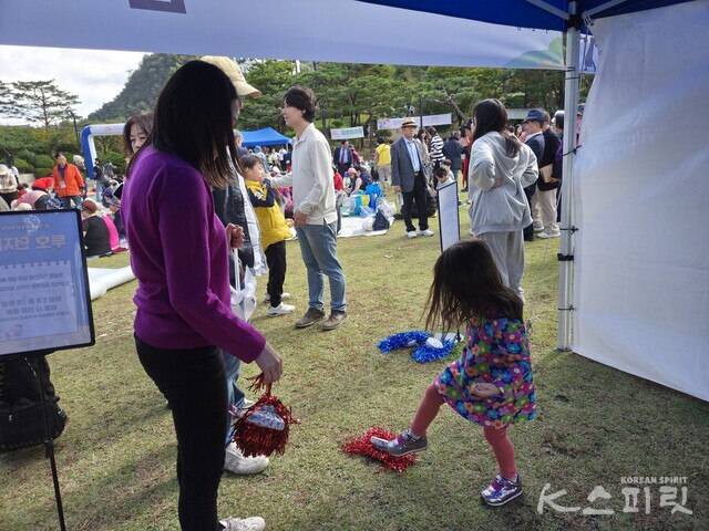 처음 해보는 제기차기에 즐거운 모녀 참가자. 사진 강나리 기자.