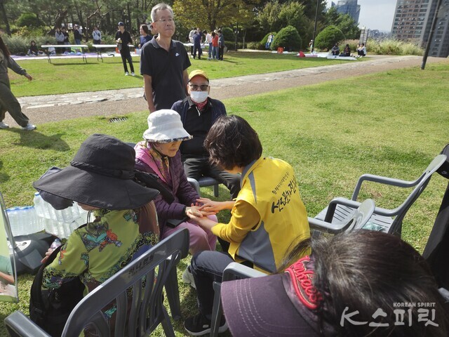 축제 현장에서는 참가자들을 위한 약손힐링 부스도 운영되었다. 사진 강나리 기자.