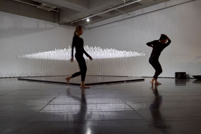 이연숙, 참을 수 없는 존재의 가벼움, 2021, 혼합매체, 퍼포먼스, 가변설치, ©대안공간루프. 이미지 일우재단 제공