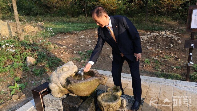 새롭게 발견된 먹는샘물 개천성수 중 위쪽. 개천성수는 Ki(건강한 물) 지수가 7.31로 일반평균 5.2보다 높고 OI(맛있는 물) 지수가 5.34로 일반평균 2.0의 두 배가 넘는다. 사진 강나리 기자.