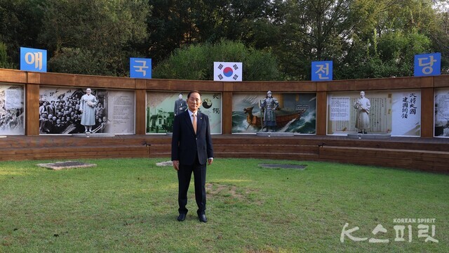 국학원 한민족역사문화공원 내 애국의 광장에 선 이기우 국학원장. 사진 강나리 기자.