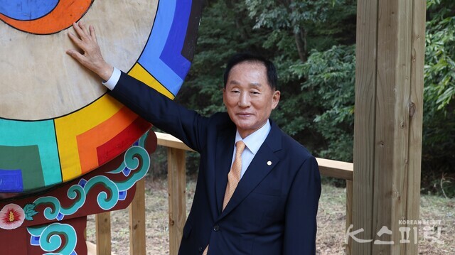 이기우 국학원장은 개천주간 방문행사를 맞아 새롭게 설치된 소원성취 대북을 치고 '전 국민 홍익인간 실현'을 기원했다. 사진 강나리 기자.