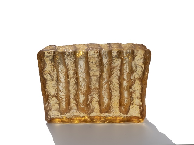Golden Amber 240318-1, 2024, Cast glass and Ottchill with gold leaf, 29 x 7 x 23(h)cm. 이미지 본화랑 제공