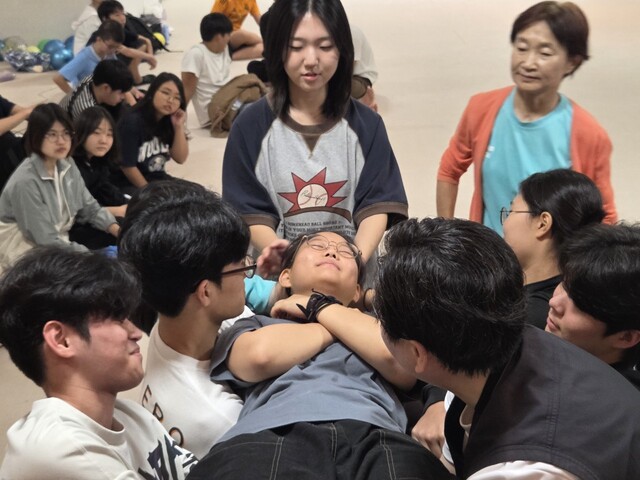 두려움과 한계를 넘어 신뢰와 협력을 배우는 한일 청소년들. 사진 벤자민인성영재학교.