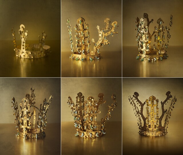 국립경주박물관에 모이는 신라금관 6점(구본창 작가 기증 사진). 양 옆으로 내리는 드리개가 합쳐지면 빼어난 아름다움이 나타난다. (위 왼쪽부터) 초기 형태 교동금관, 황남대총 북분 금관, 첫 발굴한 금관총 금관 (아래 왼쪽부터) 서봉총 금관, 천마총 금관, 금령총 금관. 사진 국립경주박물관 누리집 갈무리