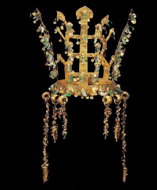 국보 191호 황남대총 북분 금관. 양 옆으로 내리는 6개의 화려한 드리개로 인해 화려함의 극치를 이룬다. 사진 KBS 역사스페셜 영상 갈무리.