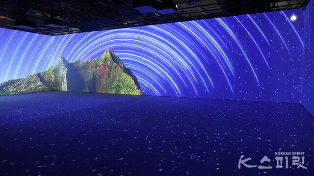 독도체험관 실감영상실에서 만나는 '독도의 하루'. 사진 강나리 기자.