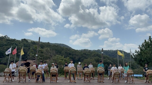 푸른 대자연에서 신명나는 북소리를 울리며 자신의 리듬을 찾는 학생들. 사진 벤자민인성영재학교.
