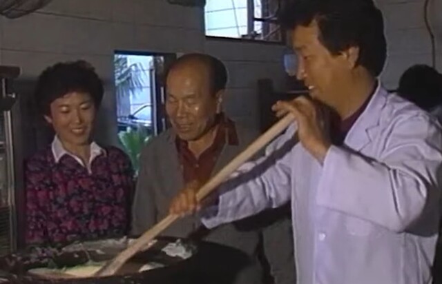 창업주 故 최영화 옹(중간)에게 가업을 승계 받는 황남빵 최상은 대표(우). 제공 황남빵