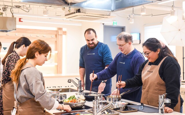 한식진흥원 한식배움터에서 요리체험을 하는 외국인 참가자들. 사진 한식진흥원