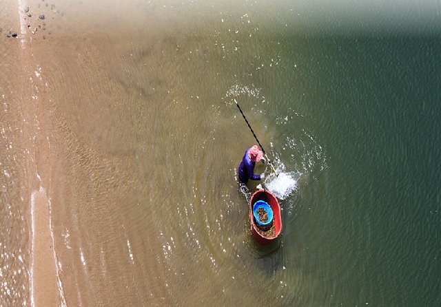 섬진강 재첩잡이. 이미지 해양수산부.