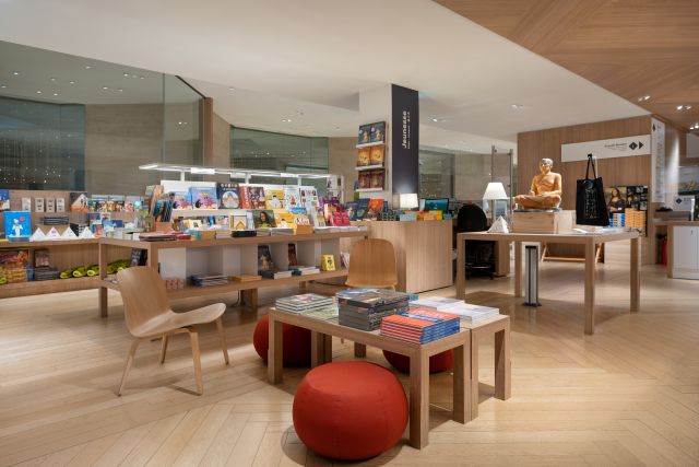 루브르 뮤지엄샵 내부2(Librairie boutique Louvre). 사진 ©François Guillemin(2022). 제공 국립박물관문화재단