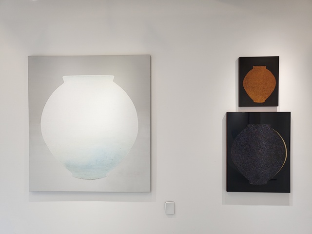 신란숙 개인전 "달빛, 보이지 않지만 빛나고 있어 - 어둠 속에 머무는 빛의 시간" 전시 모습(일부). 사진 하랑갤러리