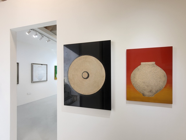 신란숙 개인전 "달빛, 보이지 않지만 빛나고 있어 - 어둠 속에 머무는 빛의 시간" 전시 모습(일부). 사진 하랑갤러리