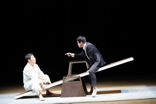연극 '양팔저울'  미결수(이승현)과 변호사(엄선일). 사진 지오