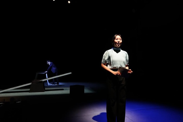 연극 '양팔 저울' 진행자(서명지)의 생중계 해설. 사진 지오