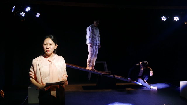 연극 '양팔저울'  진행자(엄정인)의 생중계 해설. 사진 지오