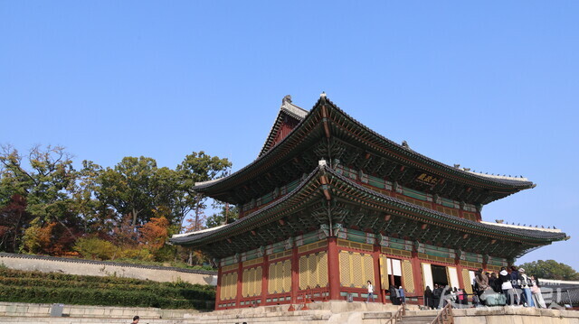 구름 한 점 없는 가을하늘 아래 창덕궁 인정전. 인정전은 오랫동안 조선의 법궁으로 쓰였던 창덕궁에서 조정의 편전으로 각종 의식이나 외국 사신 접견이 이루어졌던 곳이다. 사진 강나리 기자.