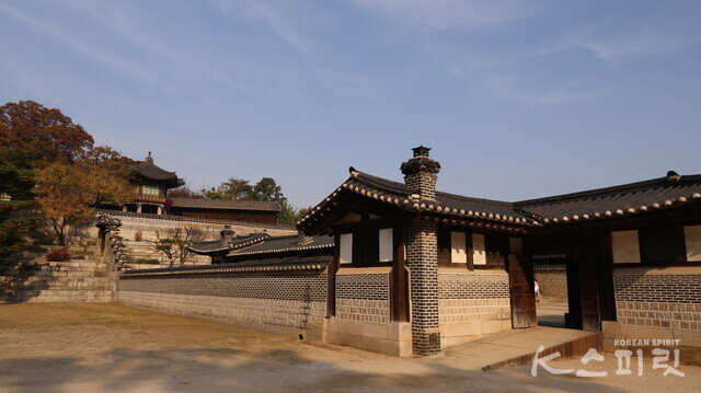 창덕궁 전각 중 단청이 없는 낙선재.  마지막 황비 순정효황후와 고종황제의 외동딸 덕혜옹주, 황태자비 이방자 여사가 여생을 보낸 곳이다. 사진 강나리 기자.