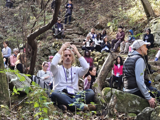 미국명상여행단의 모악산 명상 체험. 사진 선도문화연구원