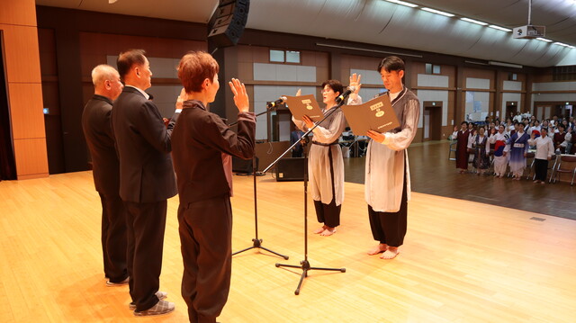 이날 대회에는 150여 명이 참가했다. 선수단 선서. 사진 대한국학기공협회.
