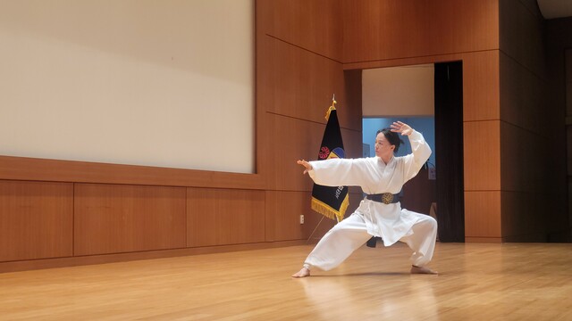 '2025 교원 생활체육 전국 국학기공대회'에서 개인전 1위를 차지한 전북지역 강민숙 선수. 사진 대한국학기공협회.