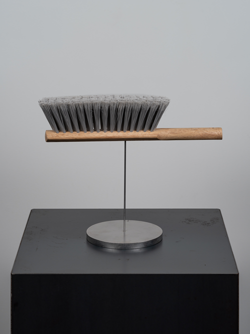 개혁의 도구 (싹- 다), 2025, 빗자루. 이미지 갤러리밈