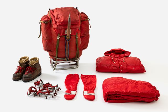 77 에베레스트 등반 자료(배낭,이중화, 크램폰, 우모복 피켈). 사진 국가유산청