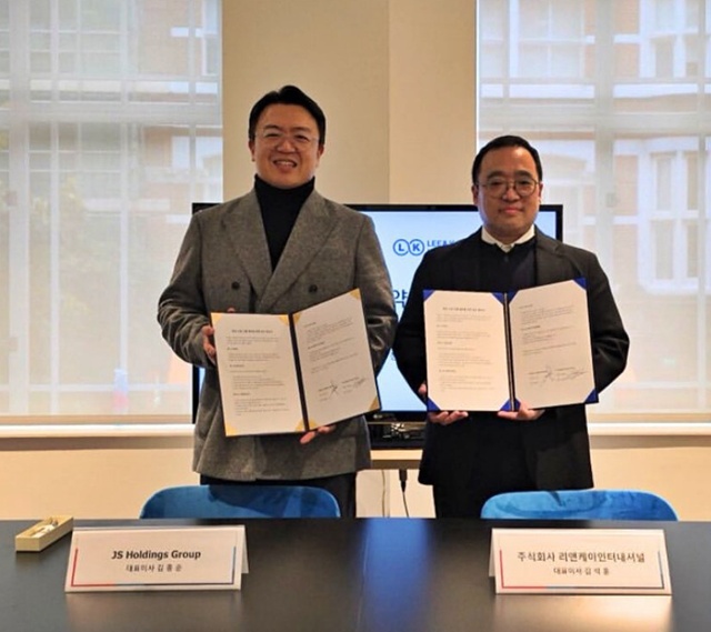 국내 프리미엄 김밥 브랜드 ‘리김밥’을 운영하는 리앤케이인터내셔널(대표 김석훈)이 영국 내 최대 한식당 체인 ‘요리(Yori)’를 운영하는 JS홀딩스그룹(대표 김종순)과 영국 현지 시각 11월 6일 KOTRA런던무역관에서 업무협약(MOU)을 체결했다. 사진 JS홀딩스그룹 인스타그램(@jsholdingsgroup)