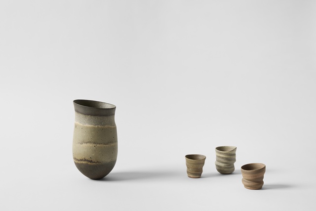 (사진왼쪽) ‘Speckled olive, traces, granite band, dark base, haloed tilted rim’, 19.2 x 10.5 x 10.1 cm, 2025 (올리브빛 옷을 입은 얼룩들, 잔잔히 남은 흔적들 위로 화강암의 띠가 둘러지고 어두운 바닥 위에서 기울어져 서 있는 가장자리에 후광이 은은히 퍼져나간다) (사진오른쪽) Peckham Series. 사진 갤러리LVS