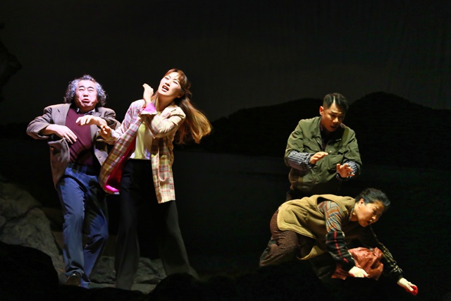 연극 '하얀 파도' 공연 사진. 제공 극단 벅수골