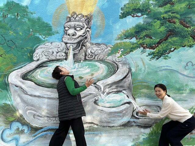 천안국학원 입구에 새로운 명물 벽화가 지난 11월 8일 완성되어 재미있는 사진을 연출하는 사진 명소가 되었다. 사진 국학원.