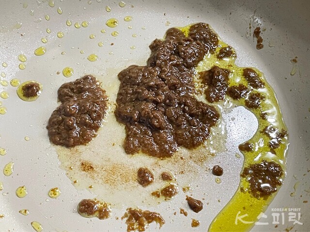 깊고 깔끔한 포만감을 주는 된장 볶음과 양배추 쌈 레시피 2. 사진 백연지 시민기자.