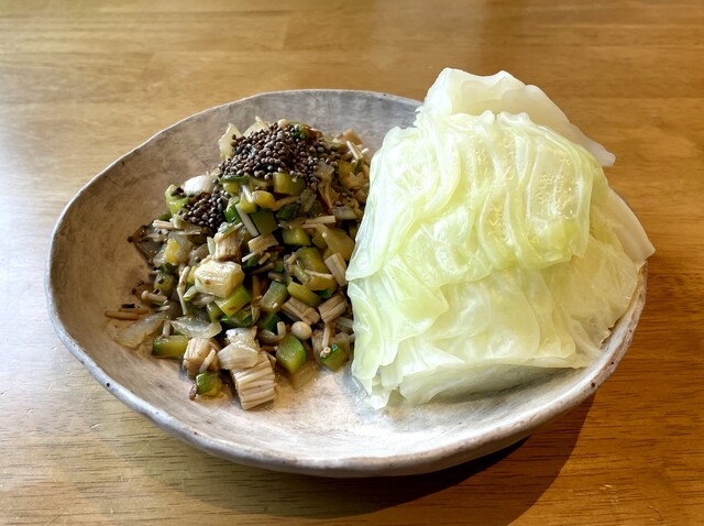 깊고 깔끔한 포만감을 주는 된장 볶음과 양배추 쌈. 사진 백연지 시민기자.