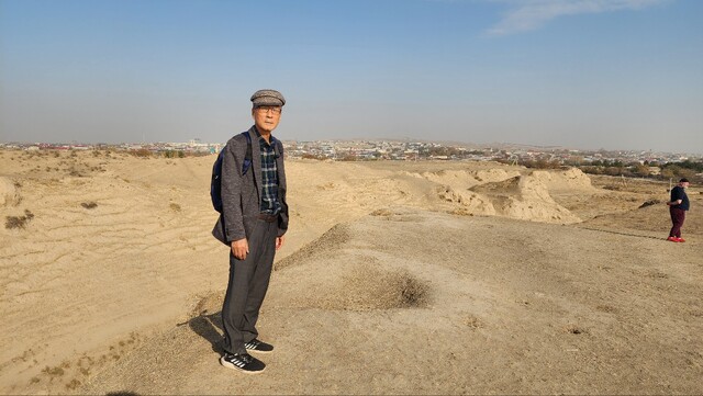 아프라시압 성 발굴지에 선 윤명철 동국대 명예교수. 현재 우즈베키스탄 사마르칸트국립대학교에서 고대 한국과 중앙아시아 관계사를 강의하고 있다. 사진 윤명철 교수.