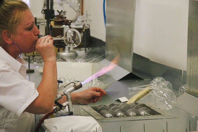 글라소르(GLASSOR)사의 장식 제작 장면  유리 불기 과정. 사진 서울역사박물관