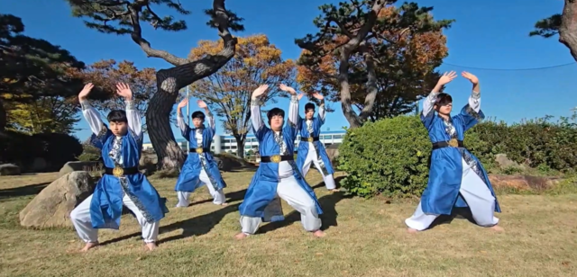 ‘2025 전국학교스포츠클럽 국학기공대회’에서 일지상을 수상한 전북 인상고등학교 홍익소나무클럽의 경연. 사진 대한국학기공협회.