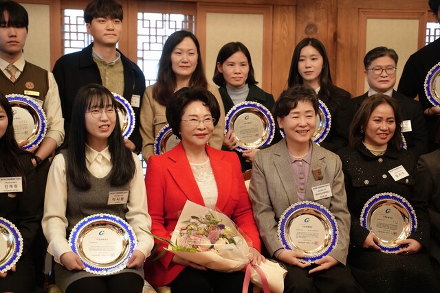 '제27회 가천효행대상' 수상자들과 이길여 가천문화재단 이사장. 사진 벤자민인성영재학교.