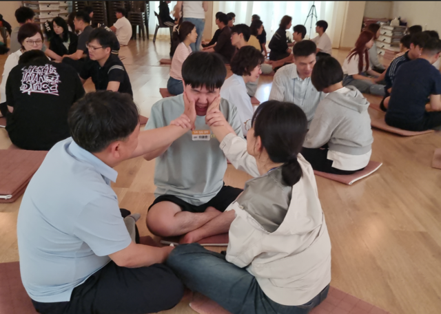 벤자민인성영재학교 가족힐링캠프에 참가한 학생과 부모가 서로 소통하며 격려하는 모습. 사진 벤자민인성영재학교.